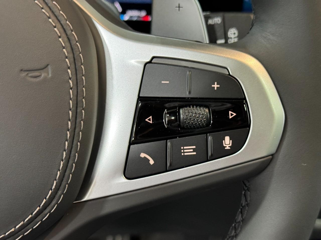 BMW X7 Vehicle Full-screen Gallery Image 35