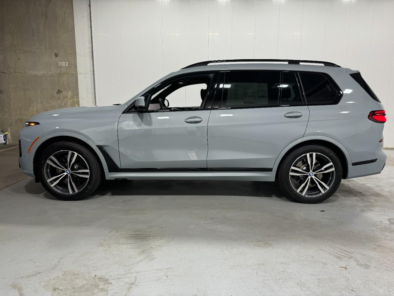 BMW X7 Vehicle Full-screen Gallery Image 2