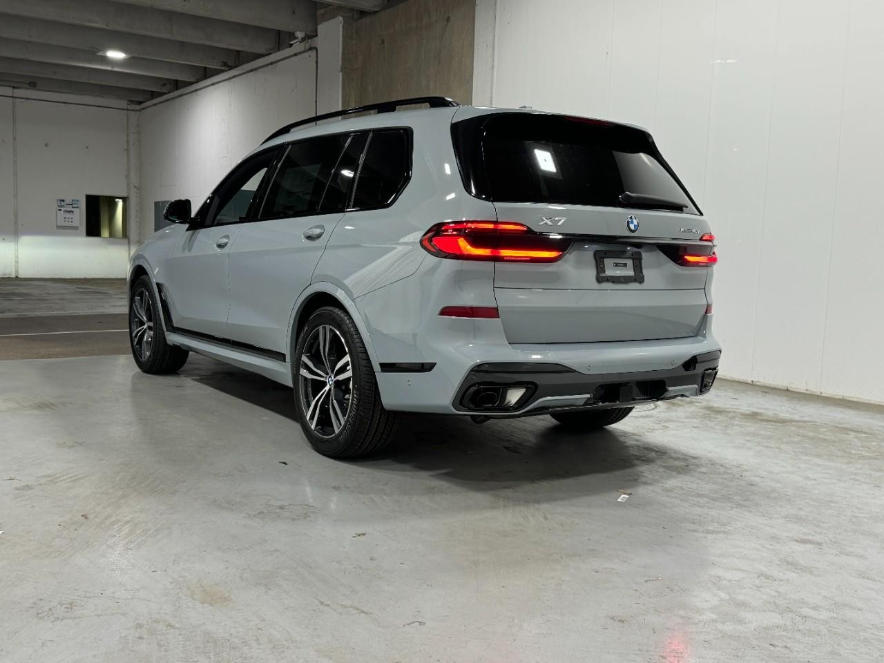 BMW X7 Vehicle Full-screen Gallery Image 3