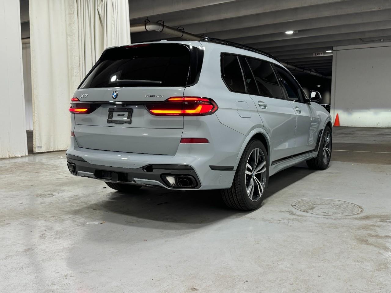 BMW X7 Vehicle Full-screen Gallery Image 4