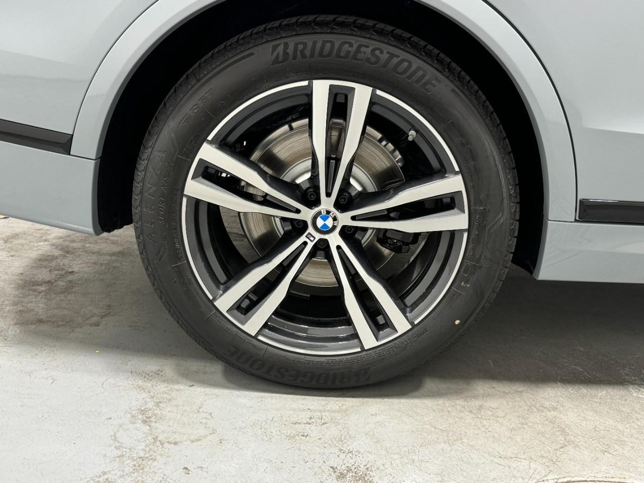 BMW X7 Vehicle Full-screen Gallery Image 5