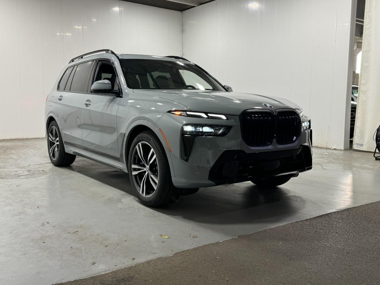 BMW X7 Vehicle Full-screen Gallery Image 6
