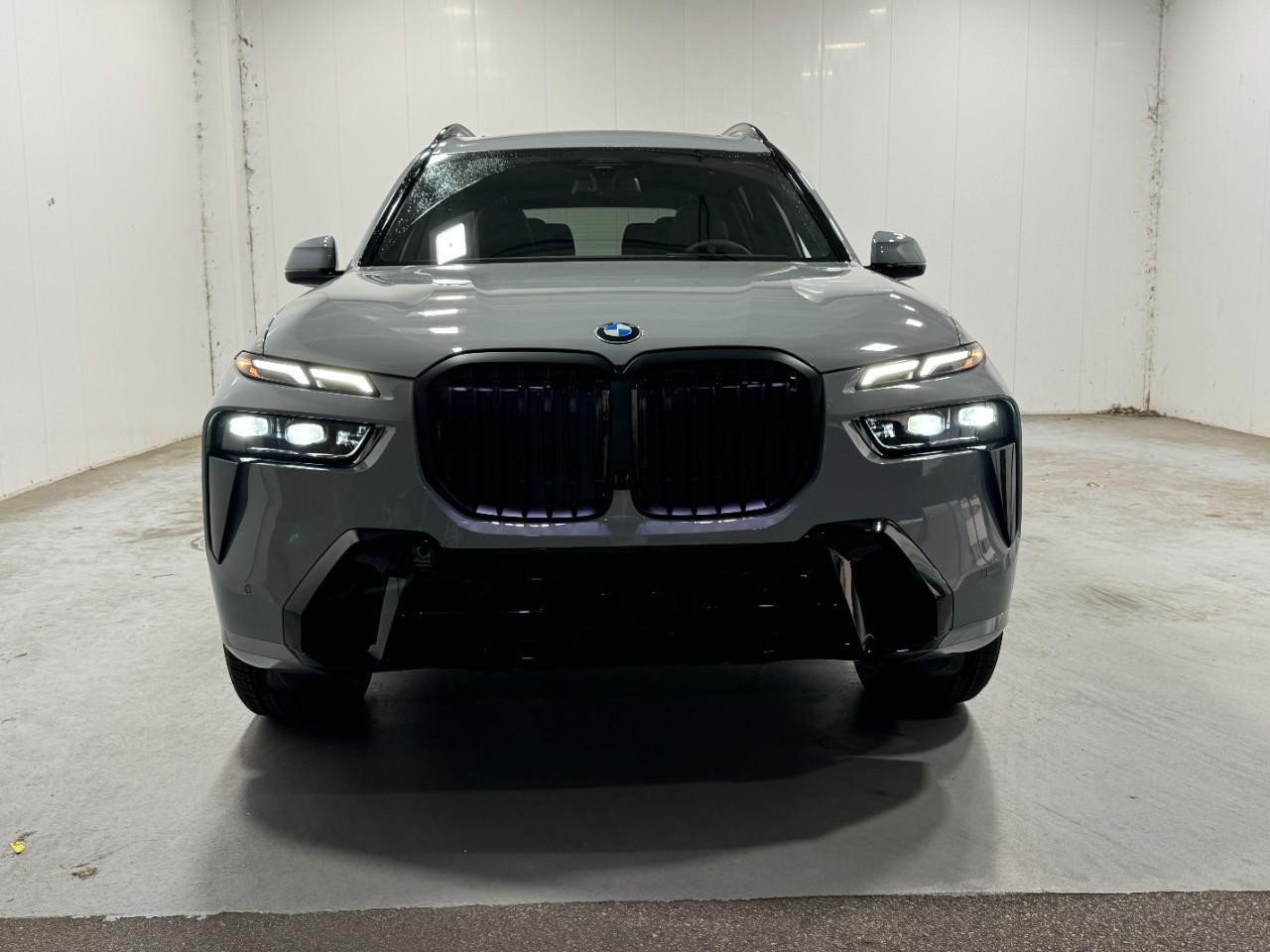 BMW X7 Vehicle Full-screen Gallery Image 7