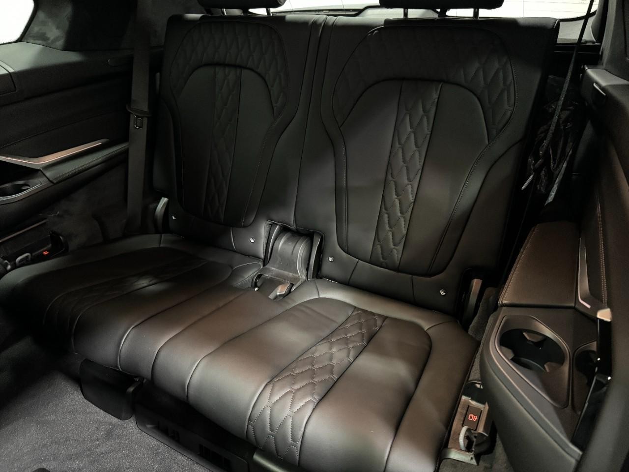 BMW X7 Vehicle Full-screen Gallery Image 8