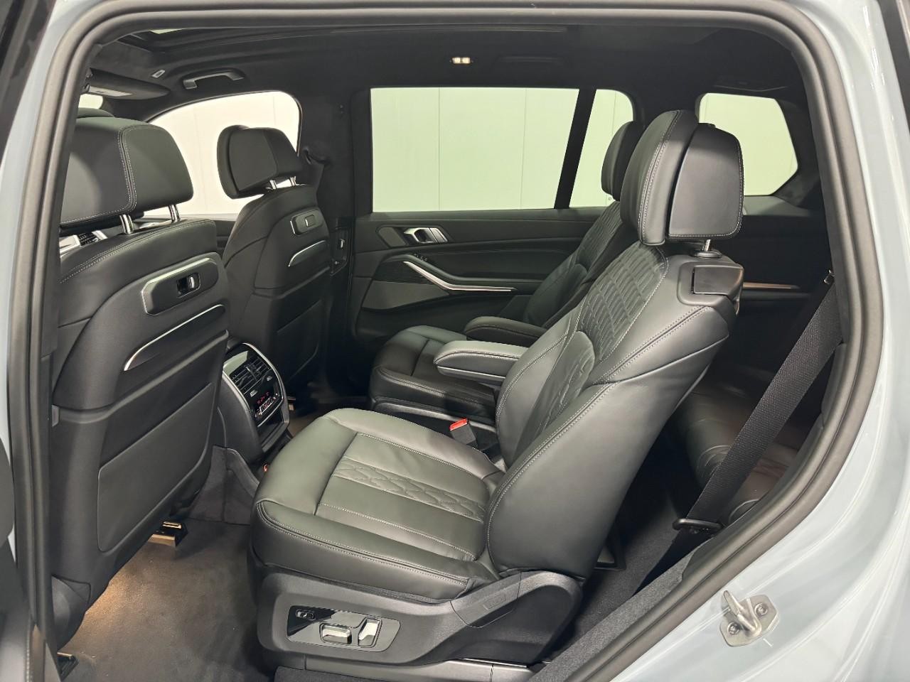 BMW X7 Vehicle Full-screen Gallery Image 9