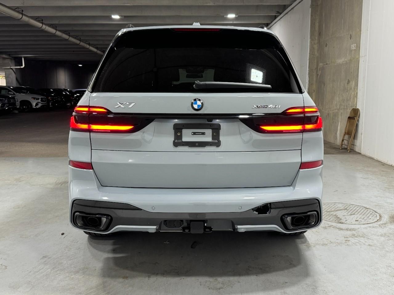 BMW X7 Vehicle Full-screen Gallery Image 10