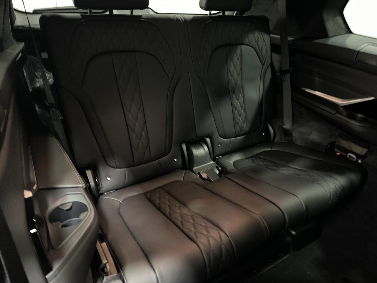 BMW X7 Vehicle Full-screen Gallery Image 11