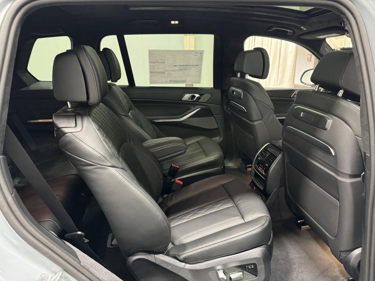 BMW X7 Vehicle Full-screen Gallery Image 12