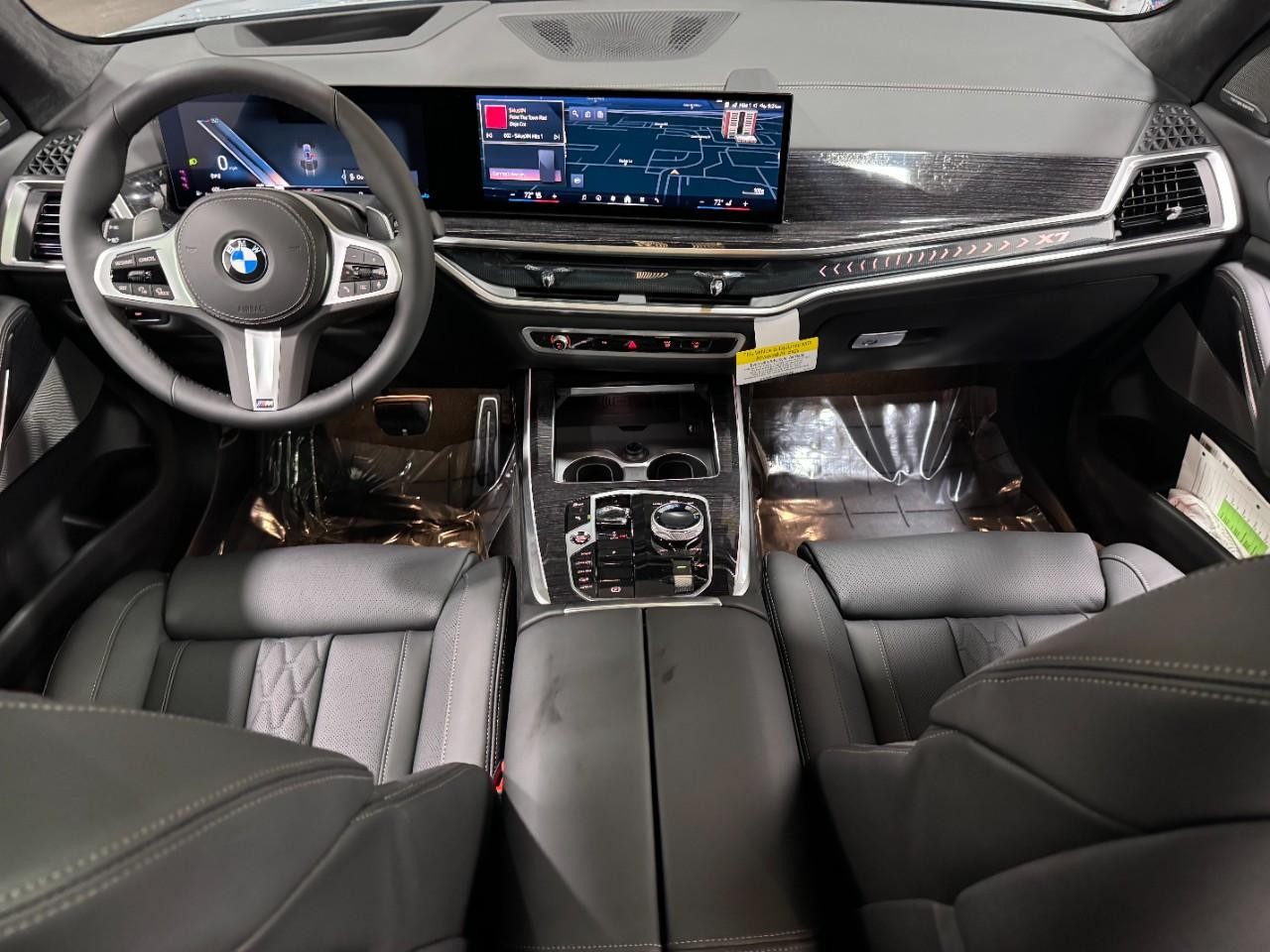 BMW X7 Vehicle Full-screen Gallery Image 15