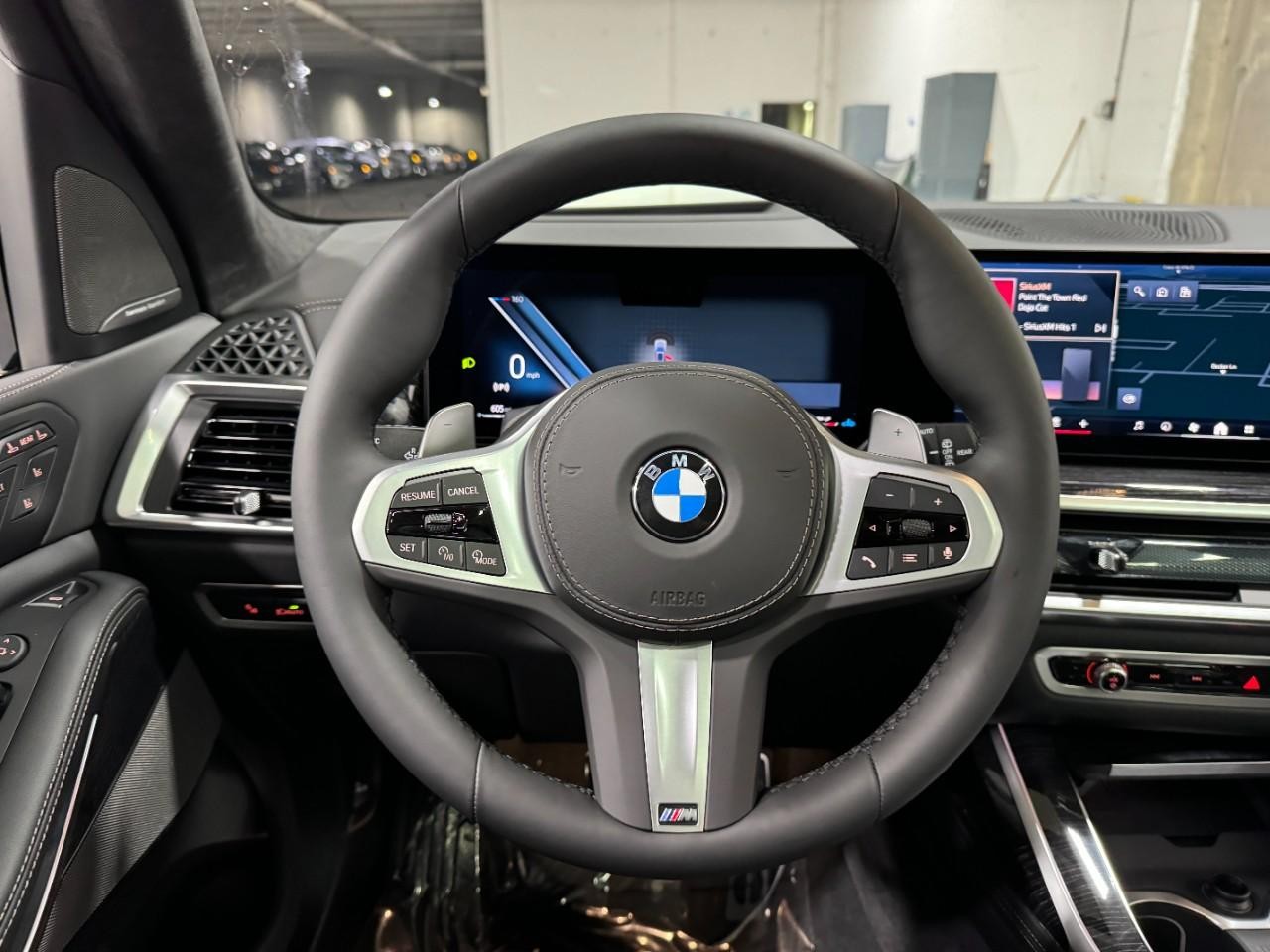 BMW X7 Vehicle Full-screen Gallery Image 16