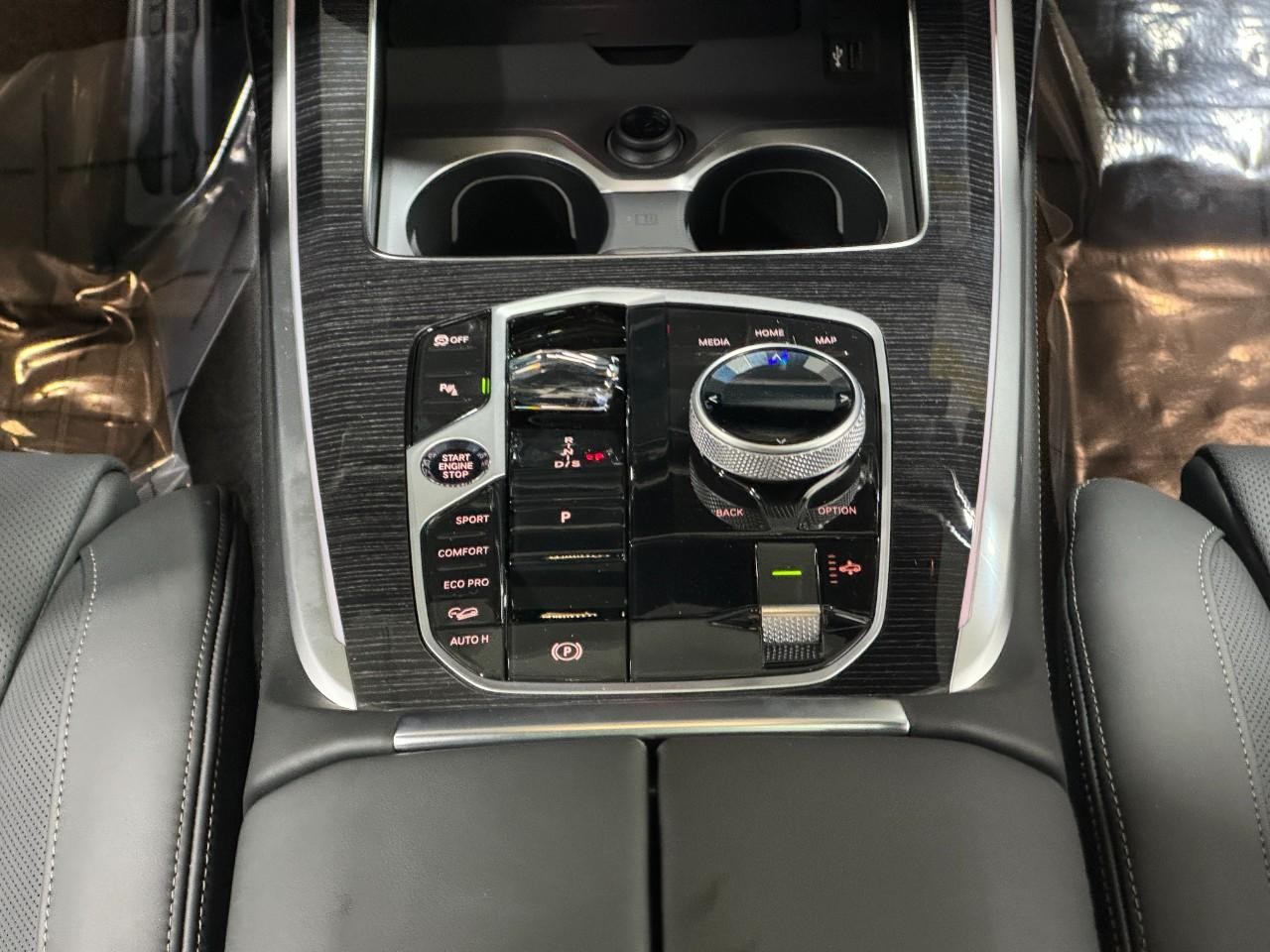 BMW X7 Vehicle Full-screen Gallery Image 18