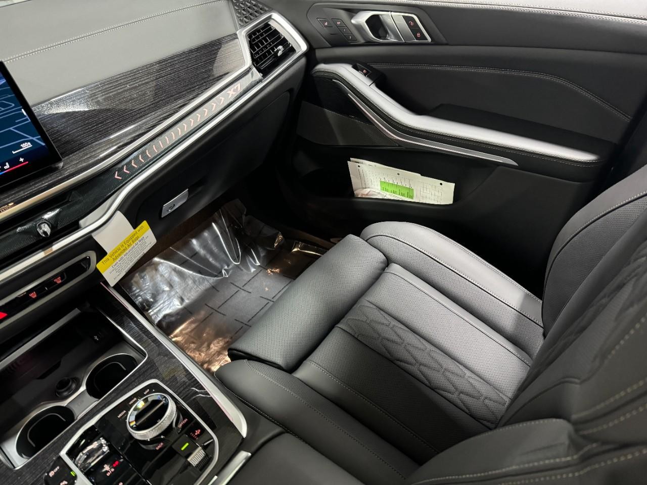 BMW X7 Vehicle Full-screen Gallery Image 19