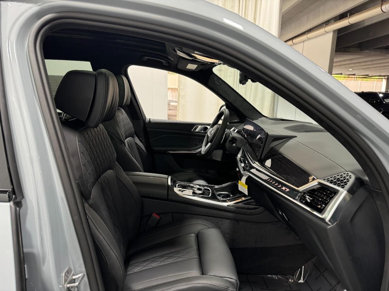 BMW X7 Vehicle Full-screen Gallery Image 20