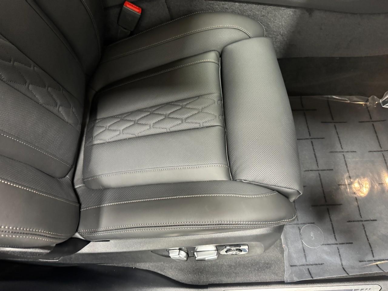 BMW X7 Vehicle Full-screen Gallery Image 21