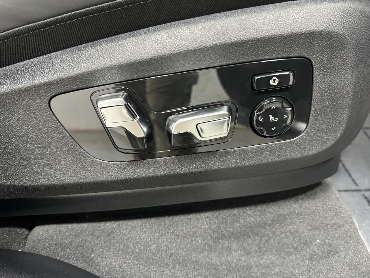 BMW X7 Vehicle Full-screen Gallery Image 22