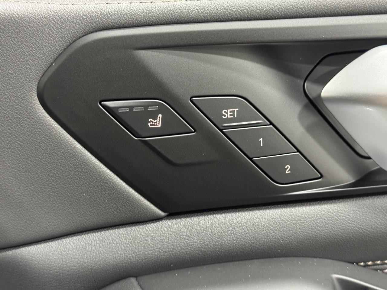 BMW X7 Vehicle Full-screen Gallery Image 23