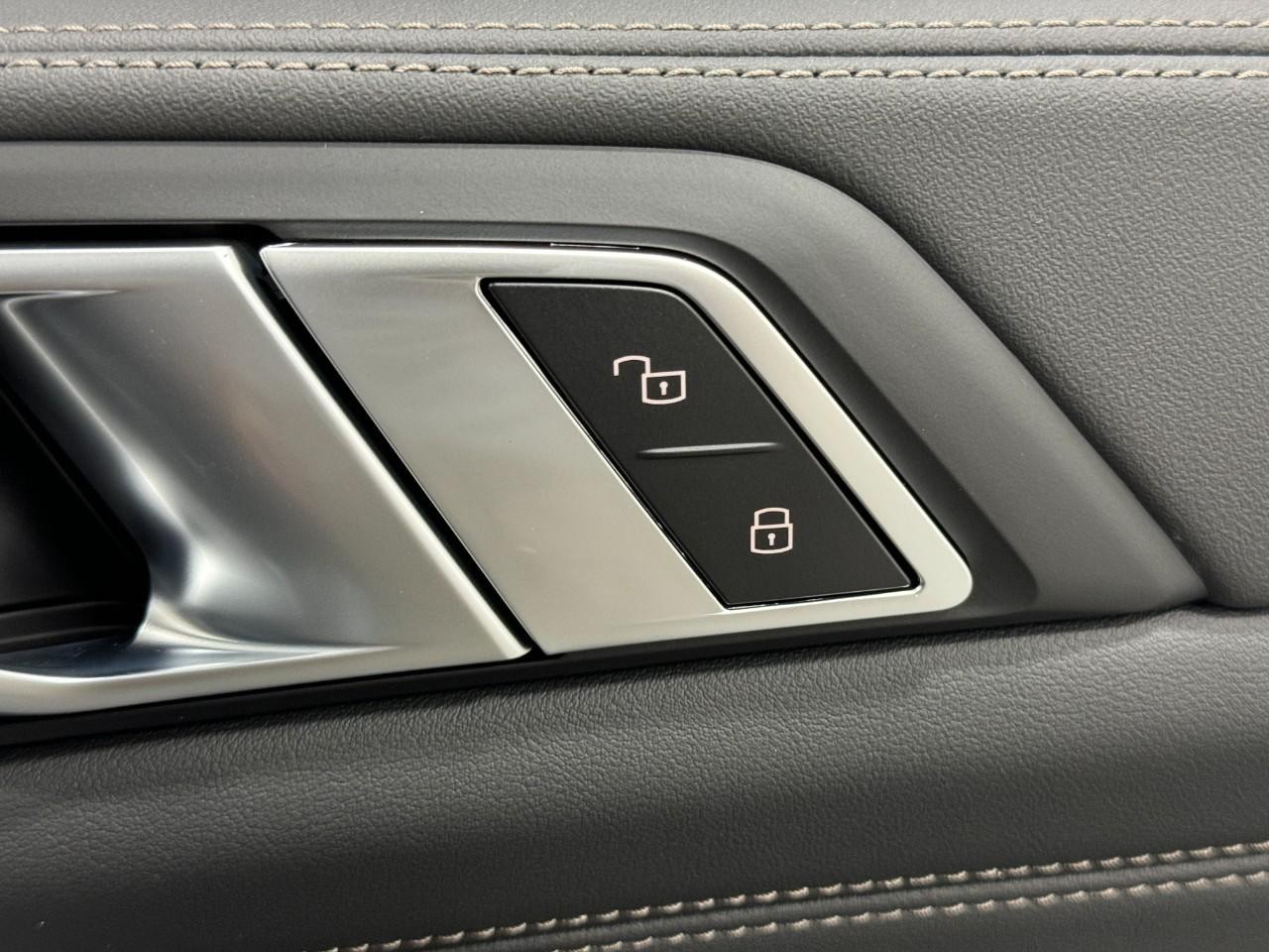 BMW X7 Vehicle Full-screen Gallery Image 24