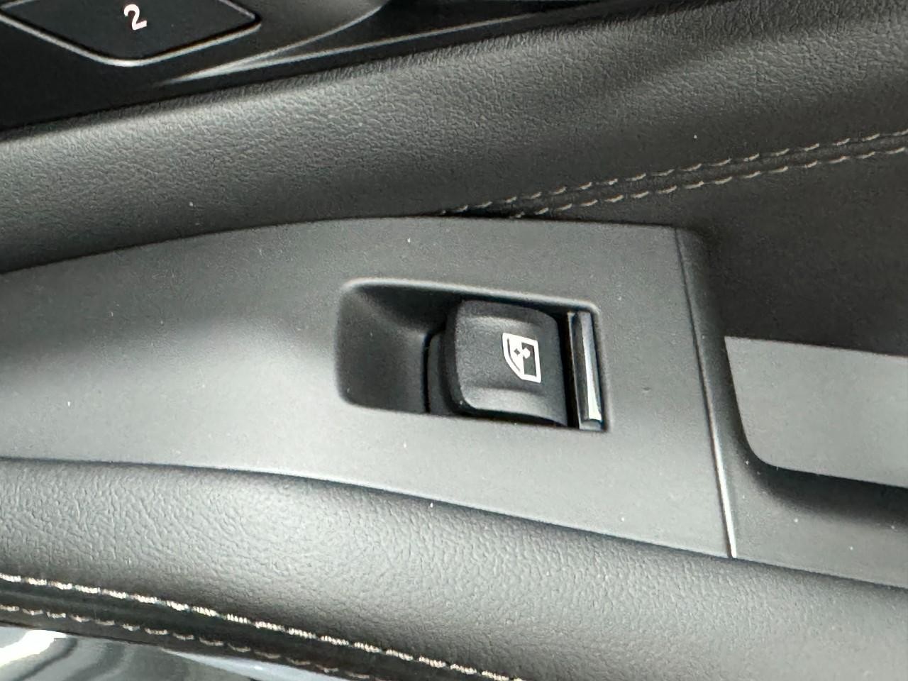 BMW X7 Vehicle Full-screen Gallery Image 25