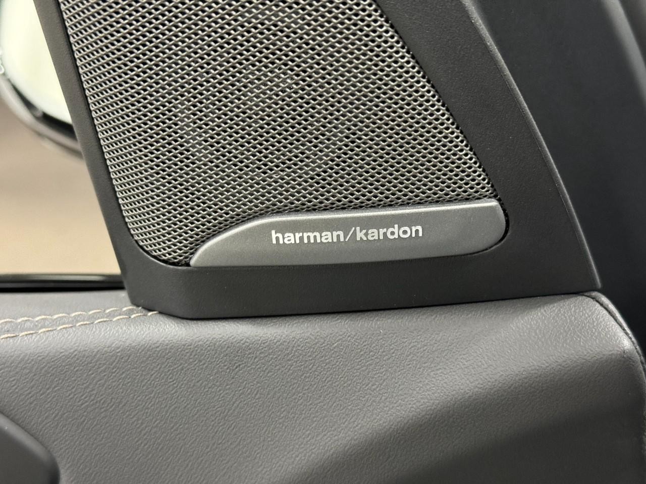 BMW X7 Vehicle Full-screen Gallery Image 26