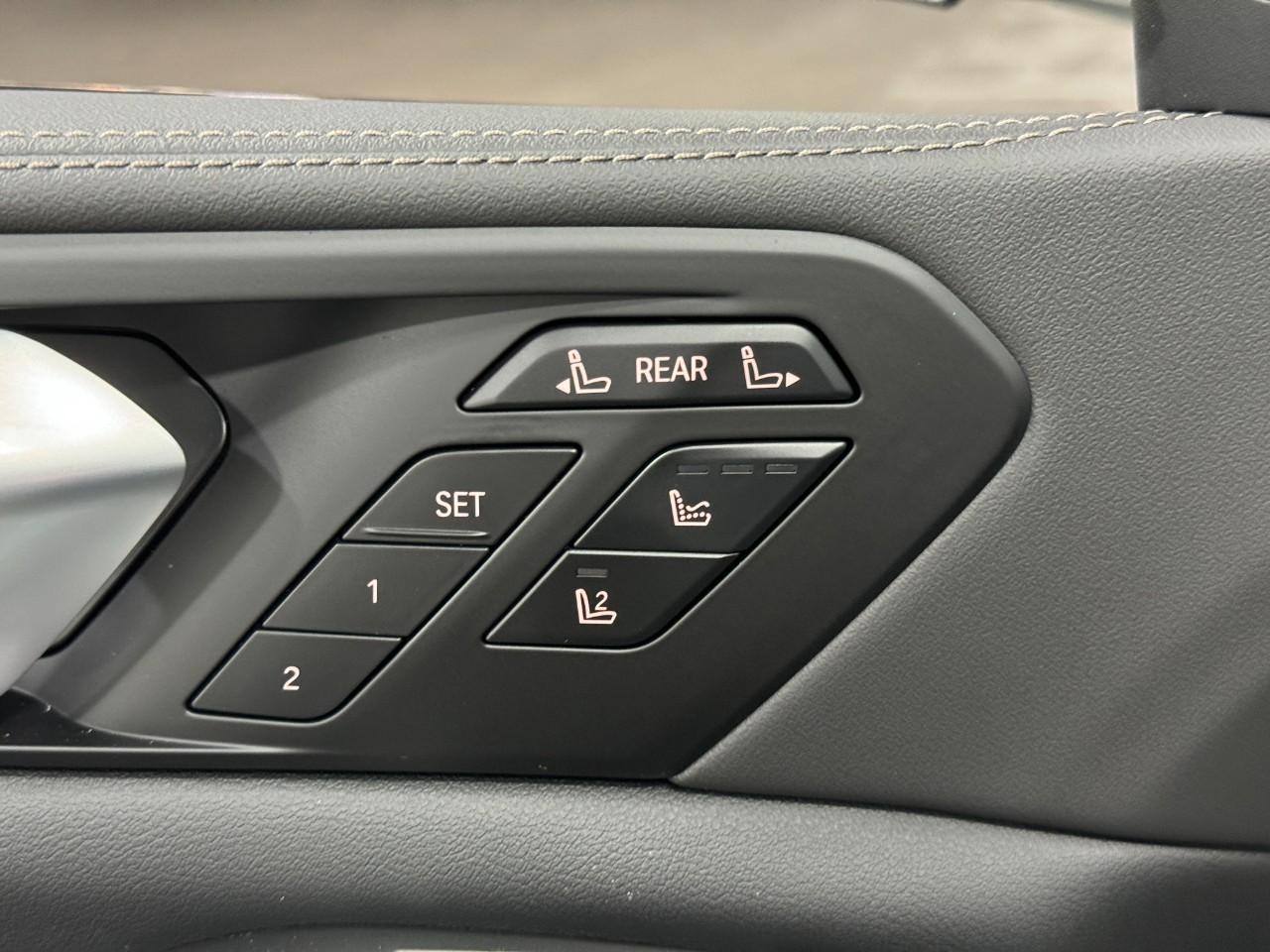 BMW X7 Vehicle Full-screen Gallery Image 27