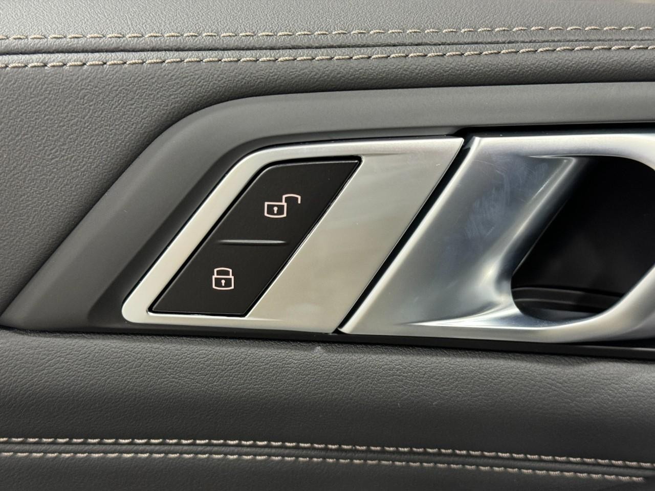 BMW X7 Vehicle Full-screen Gallery Image 28