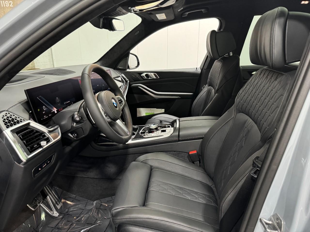 BMW X7 Vehicle Full-screen Gallery Image 30