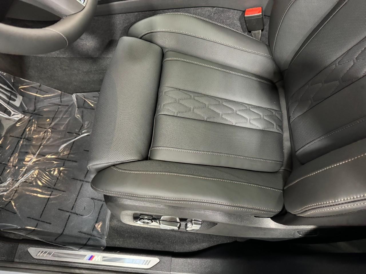 BMW X7 Vehicle Full-screen Gallery Image 31