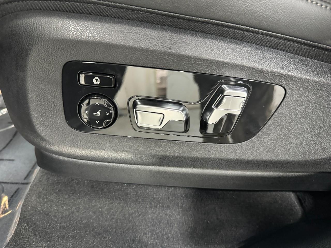 BMW X7 Vehicle Full-screen Gallery Image 32