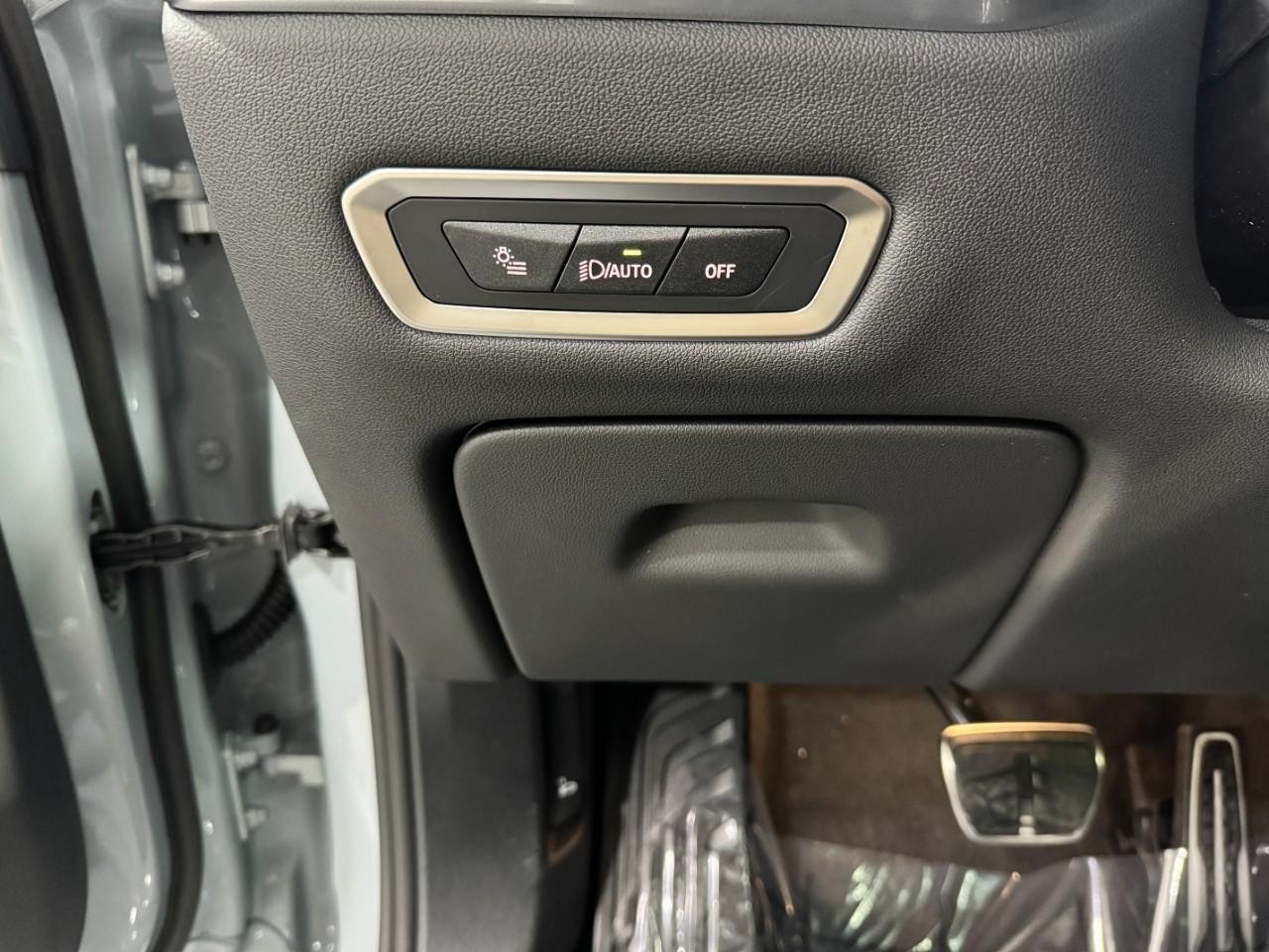 BMW X7 Vehicle Full-screen Gallery Image 33