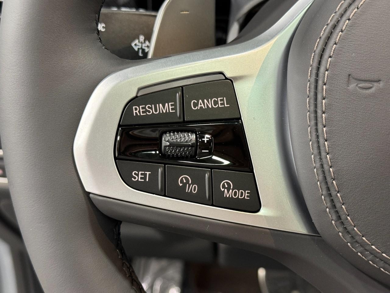 BMW X7 Vehicle Full-screen Gallery Image 34