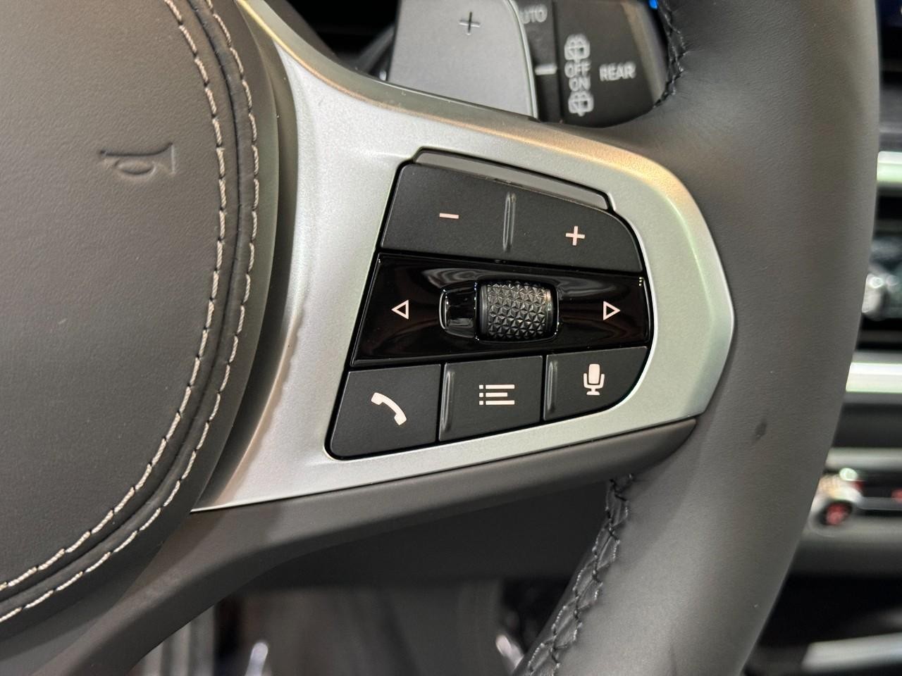 BMW X7 Vehicle Full-screen Gallery Image 35