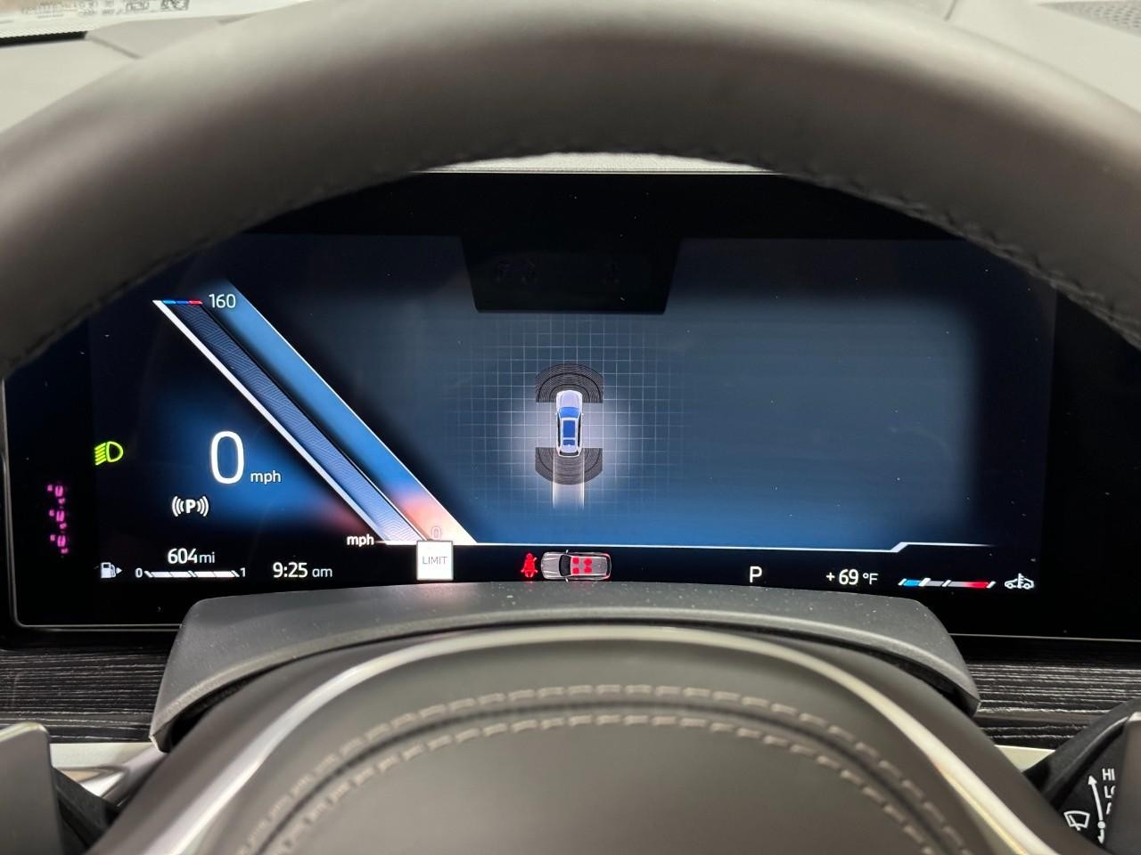 BMW X7 Vehicle Full-screen Gallery Image 36