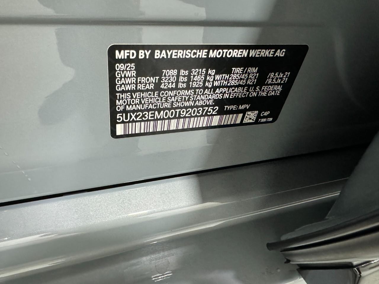 BMW X7 Vehicle Full-screen Gallery Image 38