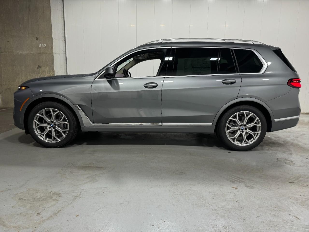 BMW X7 Vehicle Full-screen Gallery Image 2