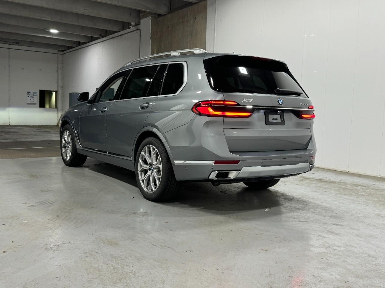 BMW X7 Vehicle Full-screen Gallery Image 3