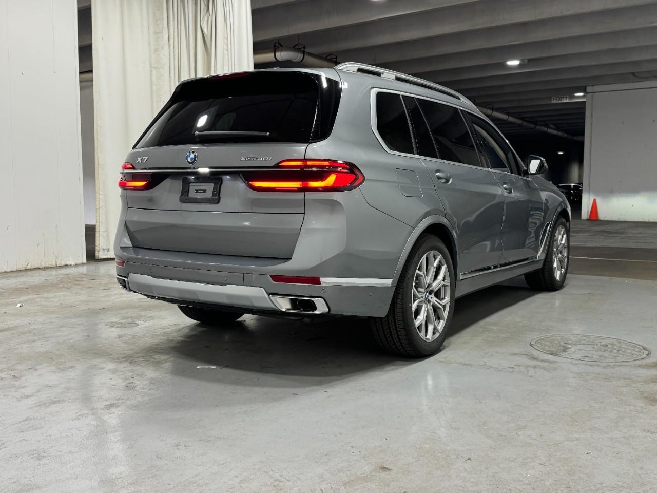 BMW X7 Vehicle Full-screen Gallery Image 4