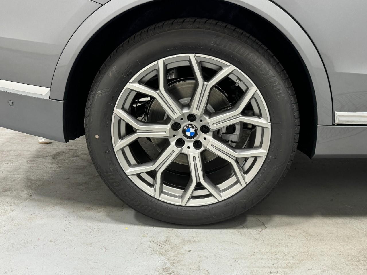 BMW X7 Vehicle Full-screen Gallery Image 5