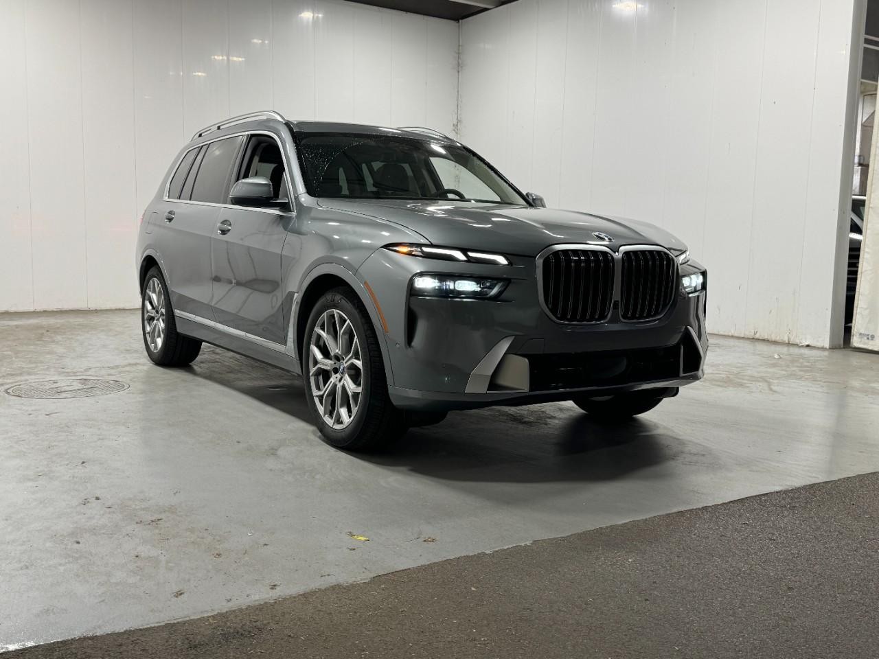BMW X7 Vehicle Full-screen Gallery Image 6