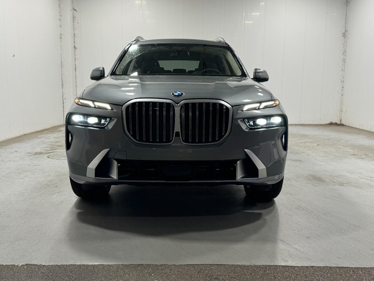 BMW X7 Vehicle Full-screen Gallery Image 7