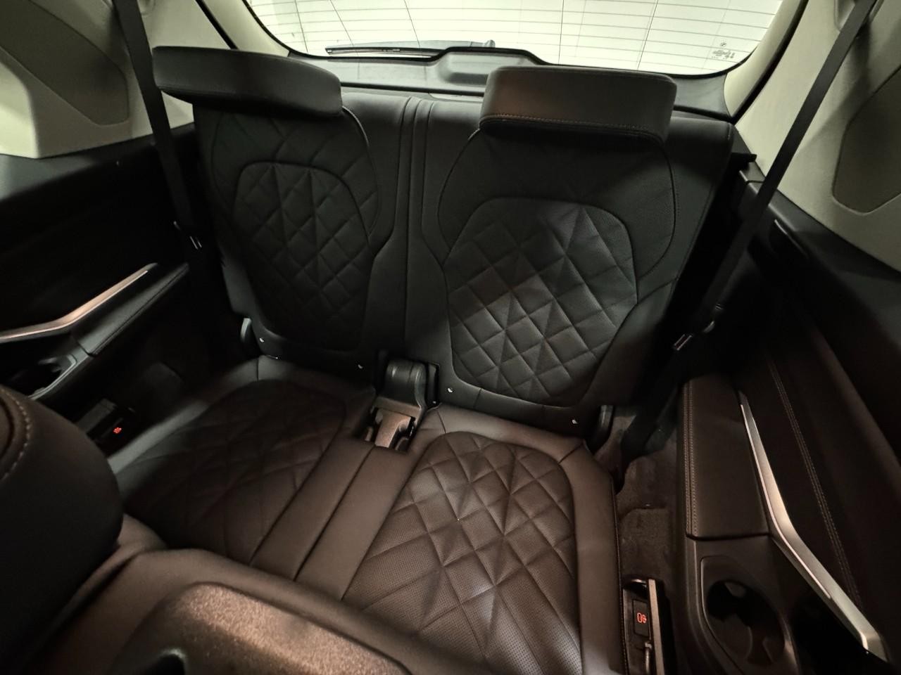 BMW X7 Vehicle Full-screen Gallery Image 8