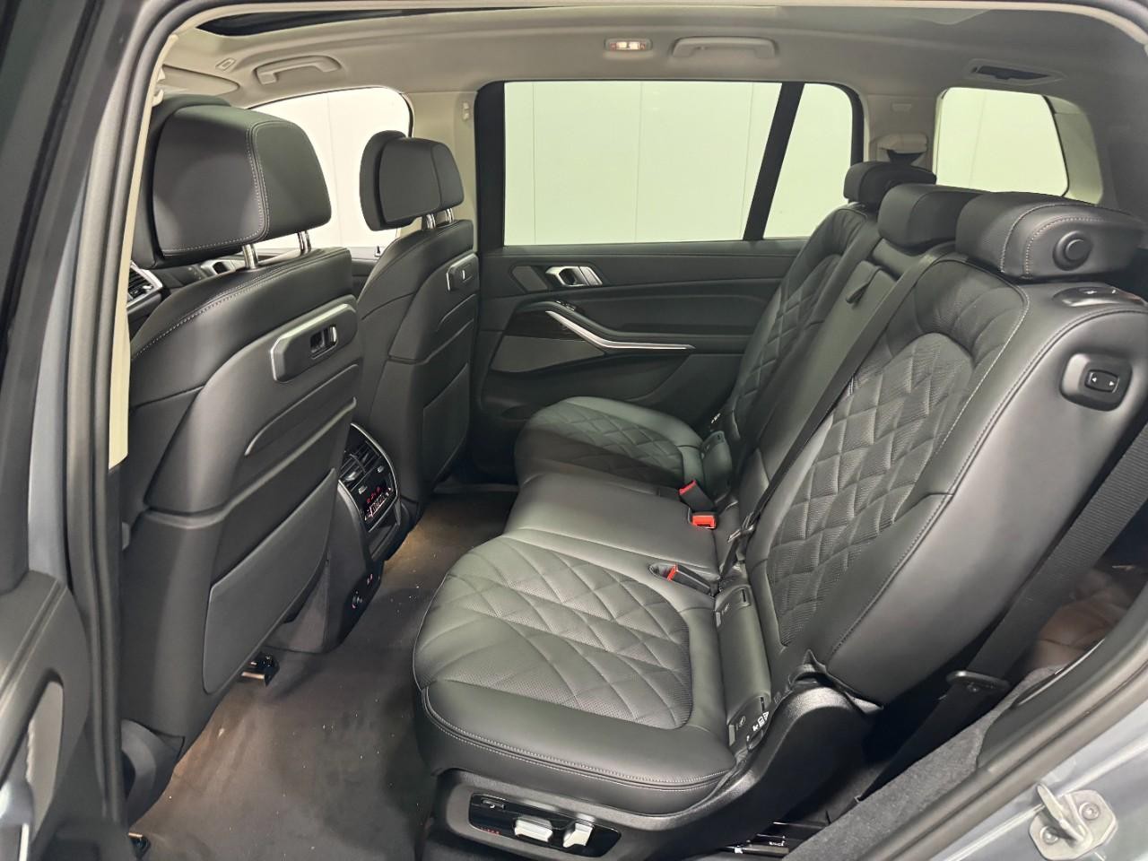 BMW X7 Vehicle Full-screen Gallery Image 9