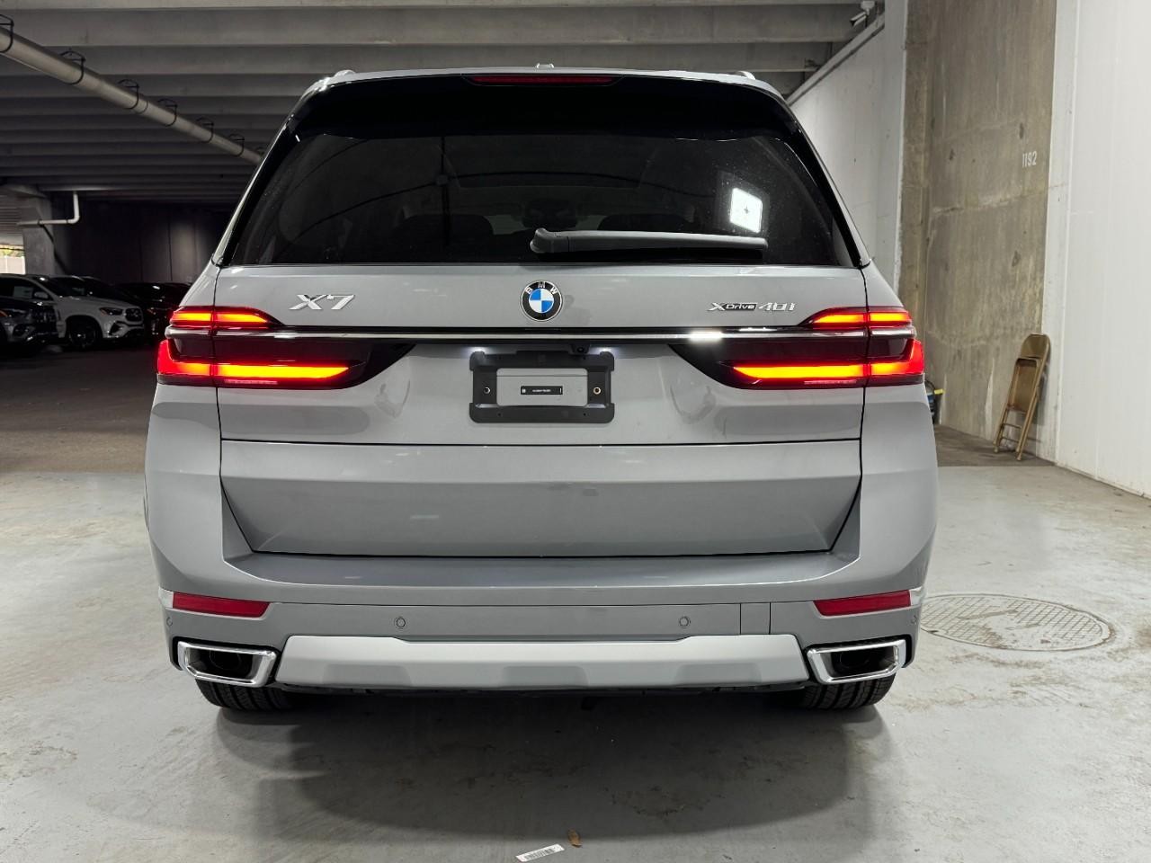 BMW X7 Vehicle Full-screen Gallery Image 10