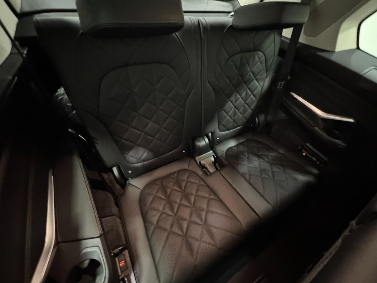 BMW X7 Vehicle Full-screen Gallery Image 11