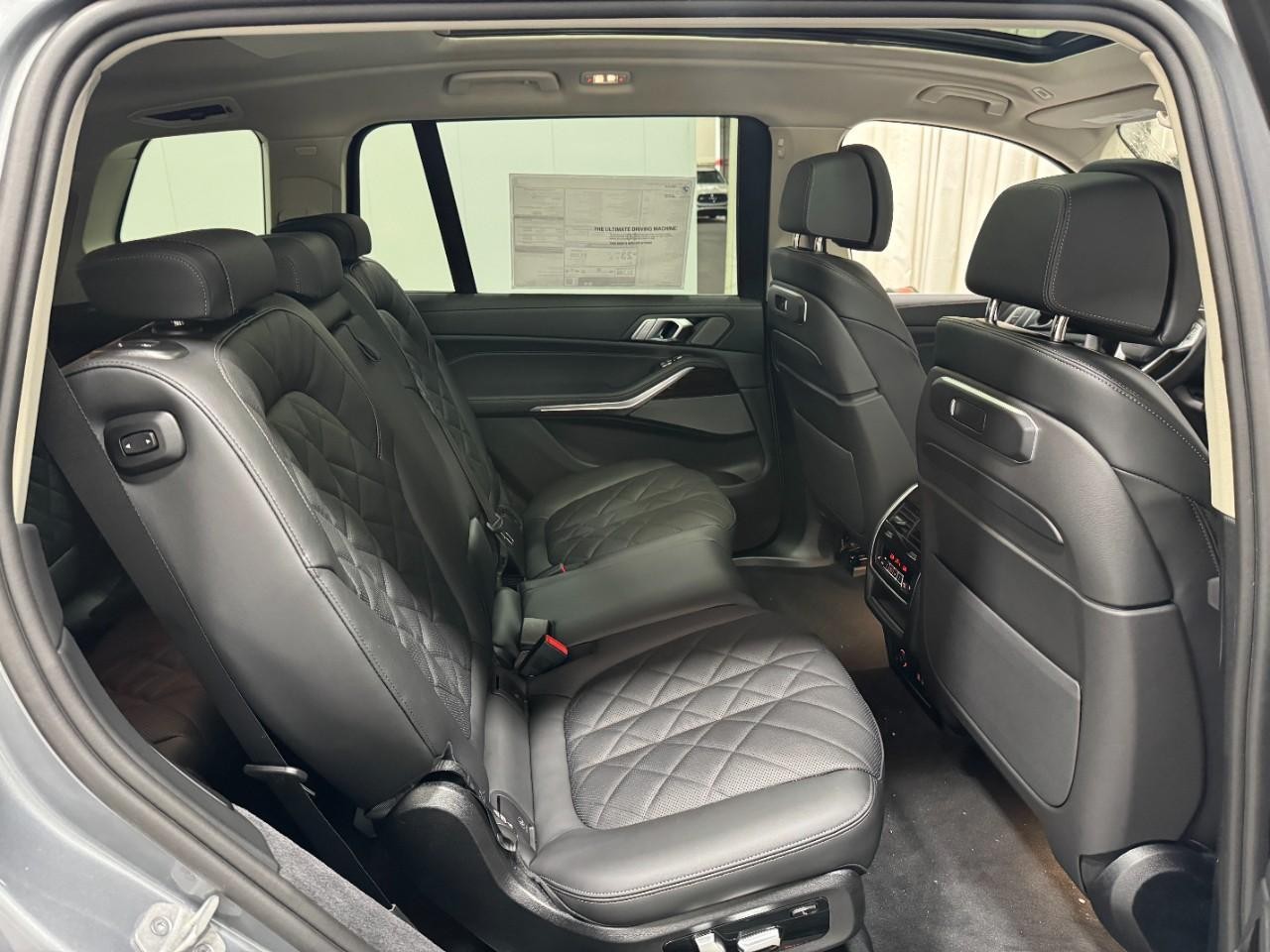 BMW X7 Vehicle Full-screen Gallery Image 12