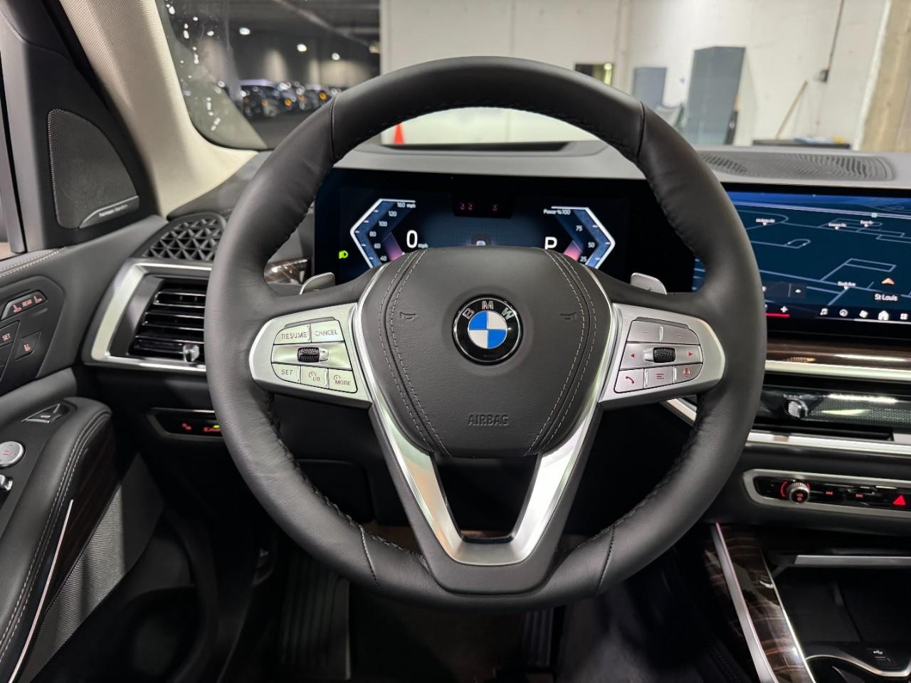 BMW X7 Vehicle Full-screen Gallery Image 16