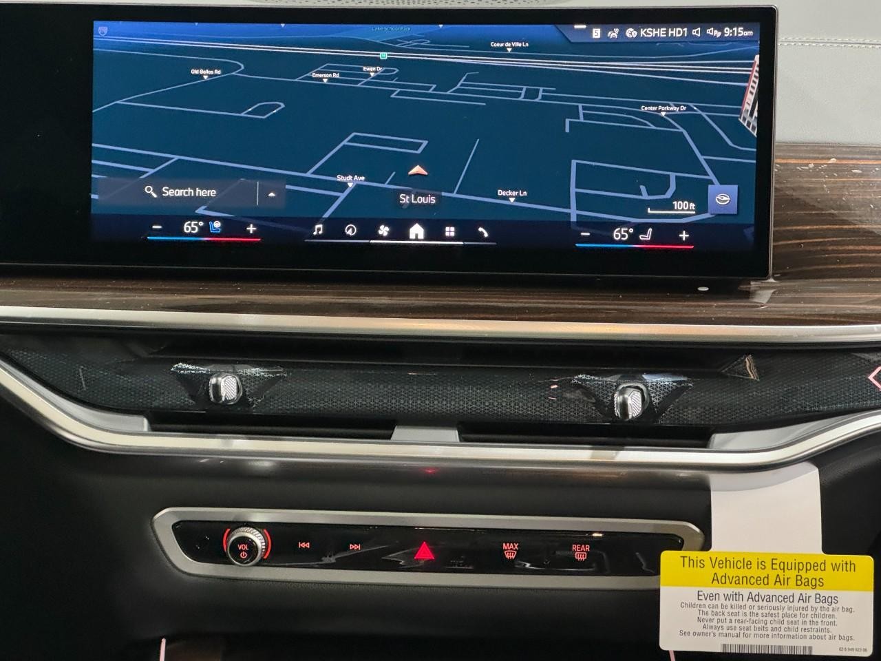 BMW X7 Vehicle Full-screen Gallery Image 17