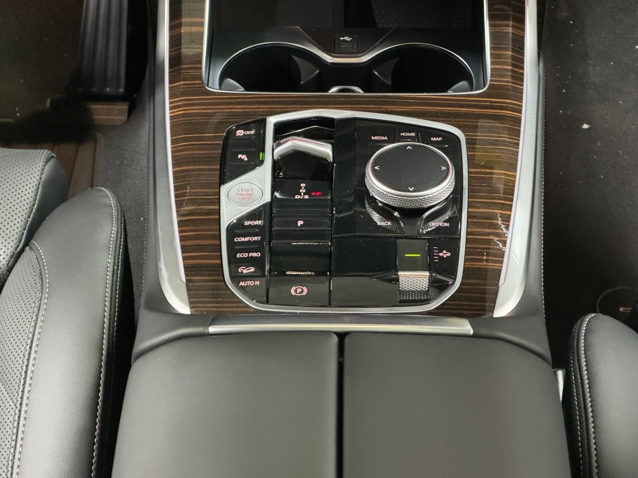BMW X7 Vehicle Full-screen Gallery Image 18