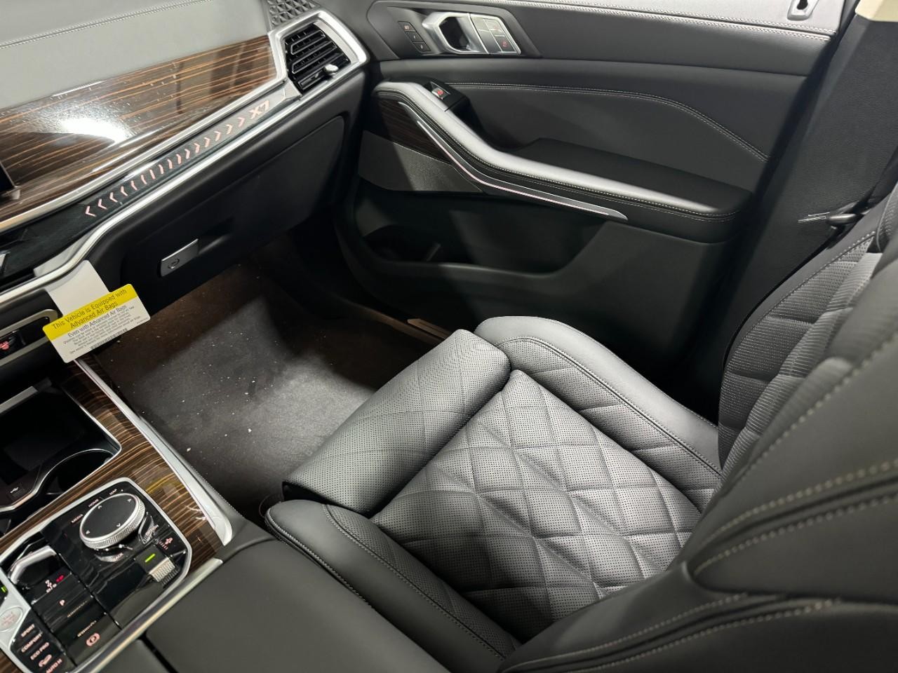 BMW X7 Vehicle Full-screen Gallery Image 19