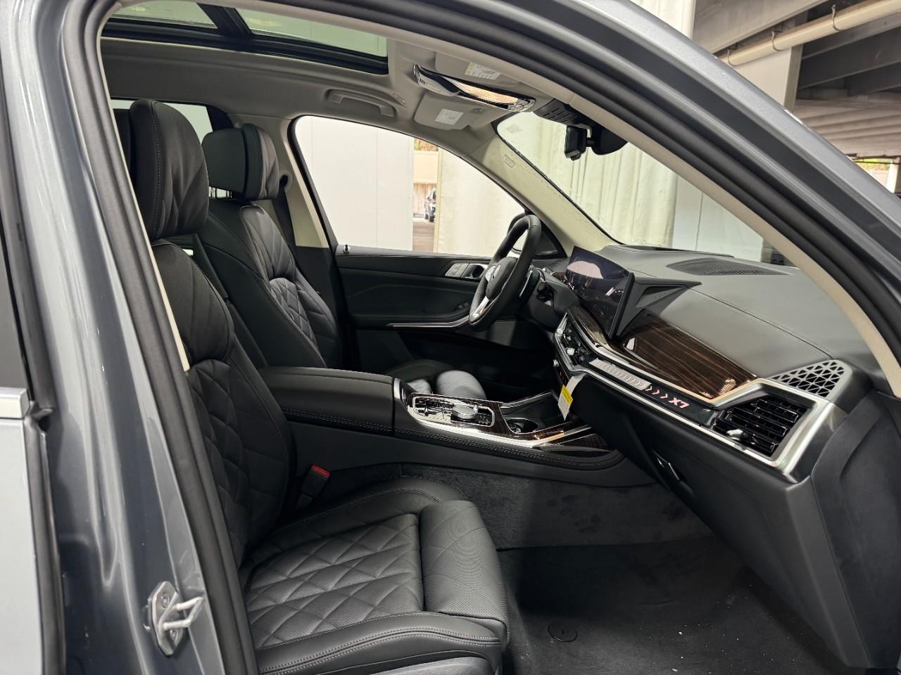 BMW X7 Vehicle Full-screen Gallery Image 20