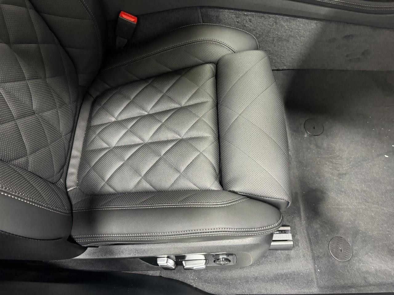 BMW X7 Vehicle Full-screen Gallery Image 21